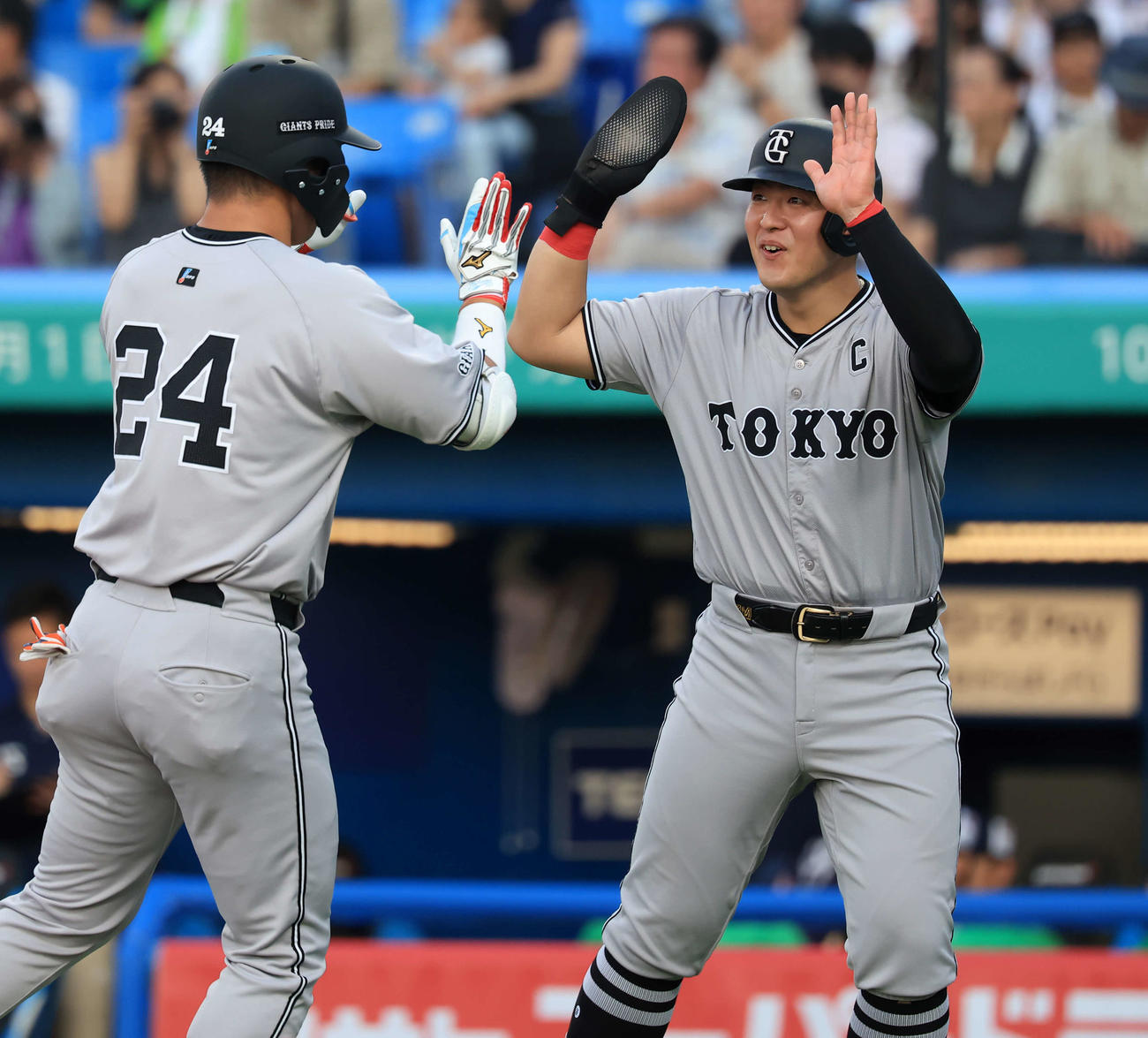 ヤクルト対巨人　1回表巨人1死一塁、大城卓（手前）が右中間2点本塁打を放ち笑顔で迎える岡本和（撮影・浅見桂子）