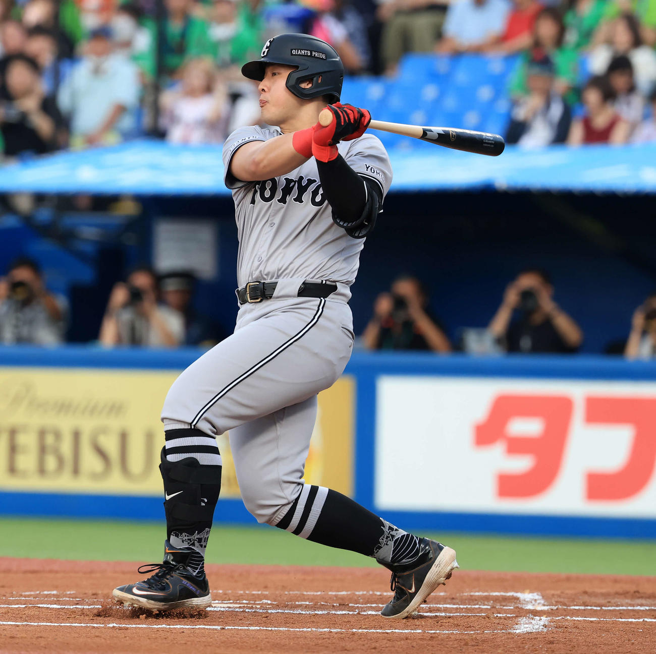 ヤクルト対巨人　1回表巨人1死二、三塁、岡本和は2点先制適時打を放つ（撮影・浅見桂子）