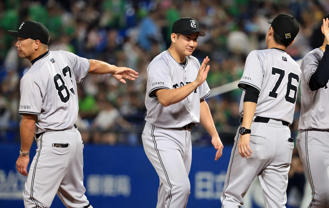ヤクルト対巨人　4連勝し、笑顔でハイタッチで喜び合う菅野（中央）ら巨人の選手たち。左は阿部監督（撮影・浅見桂子）