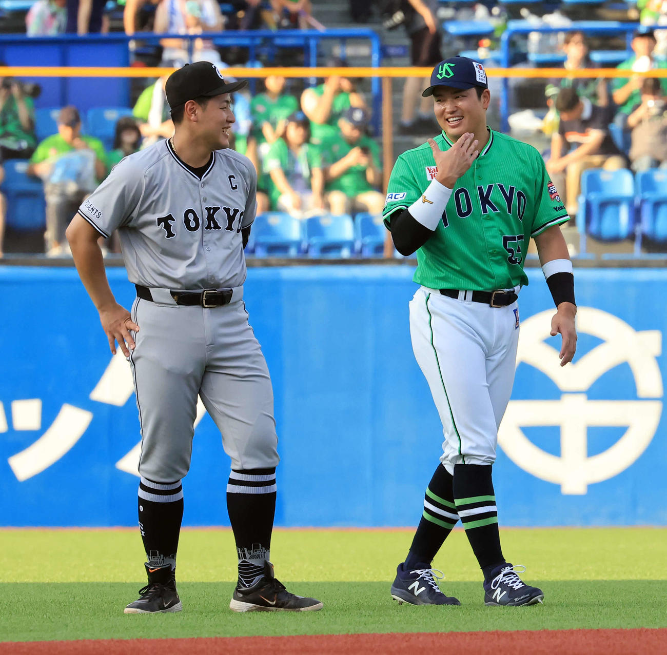ヤクルト対巨人　試合前、談笑するヤクルト村上（右）と巨人岡本和（撮影・浅見桂子）