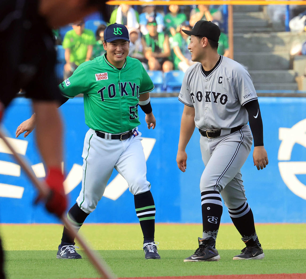 ヤクルト対巨人　試合前、談笑するヤクルト村上（左）と巨人岡本和（撮影・浅見桂子）