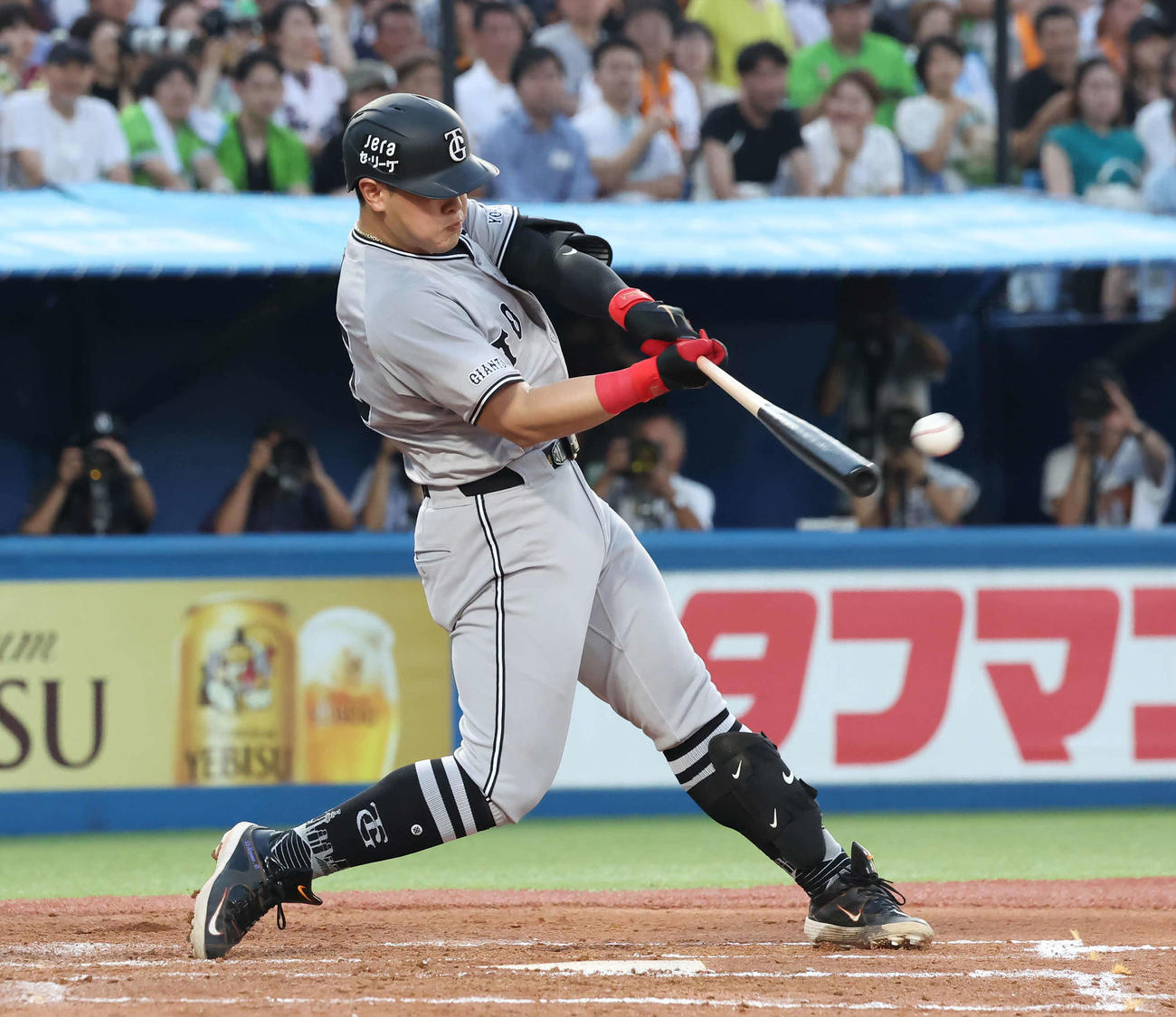 ヤクルト対巨人　2回表巨人2死二塁、岡本は適時二塁打を放つ（撮影・丹羽敏通）