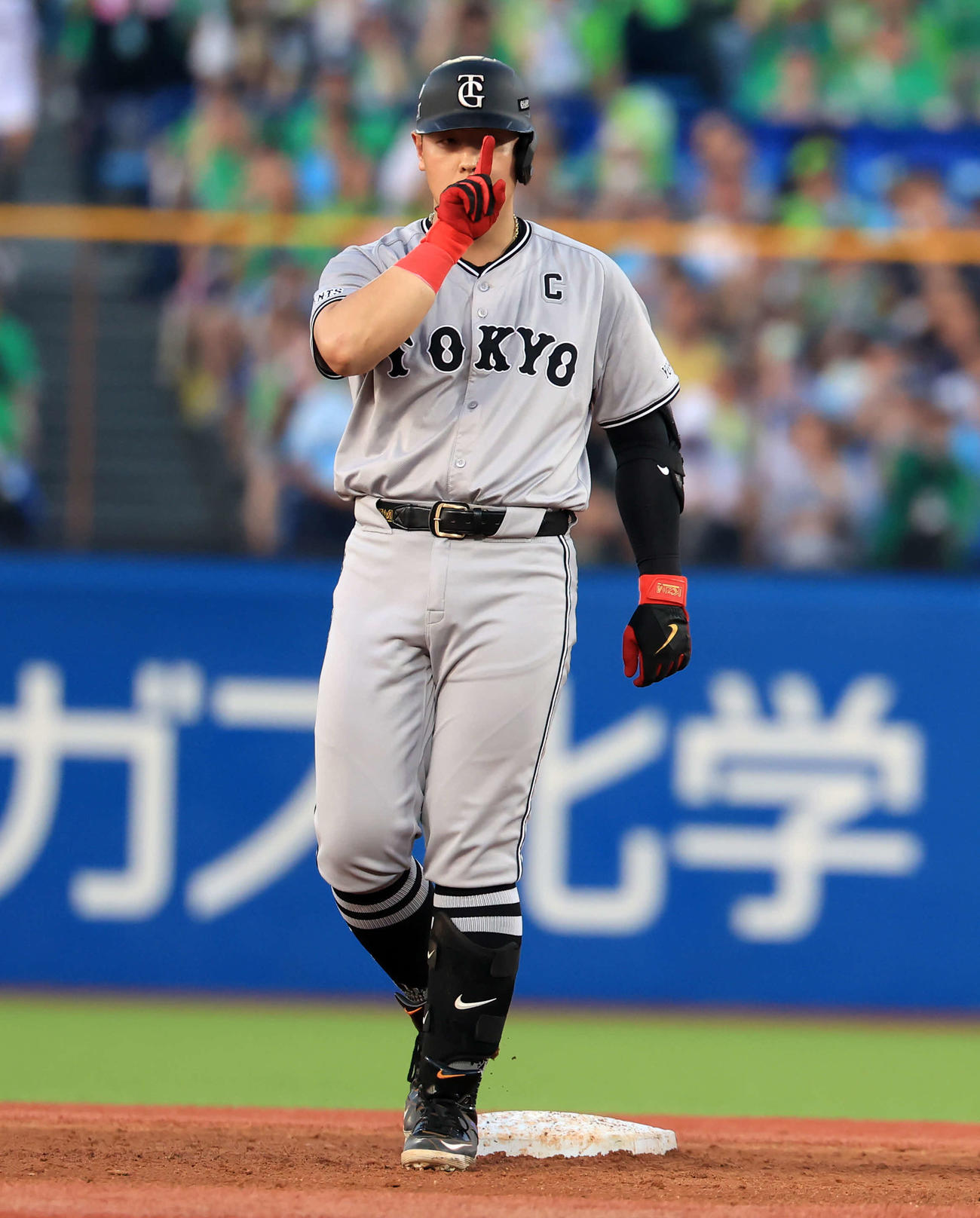 ヤクルト対巨人　2回表巨人2死二塁、岡本和は左適時二塁打を放ち「1」のポーズ（撮影・浅見桂子）