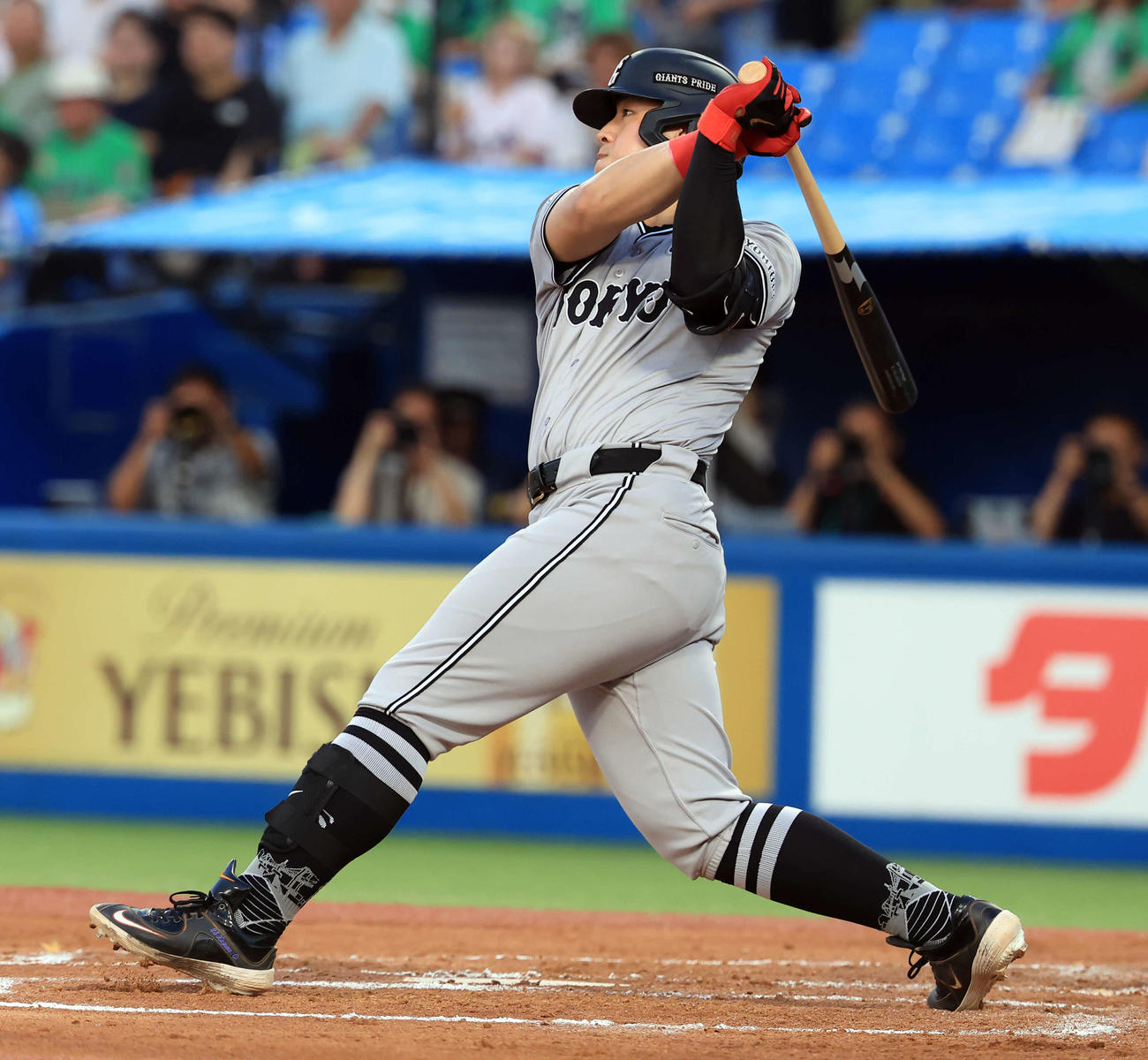 ヤクルト対巨人　2回表巨人2死二塁、岡本和は左適時二塁打を放つ（撮影・浅見桂子）