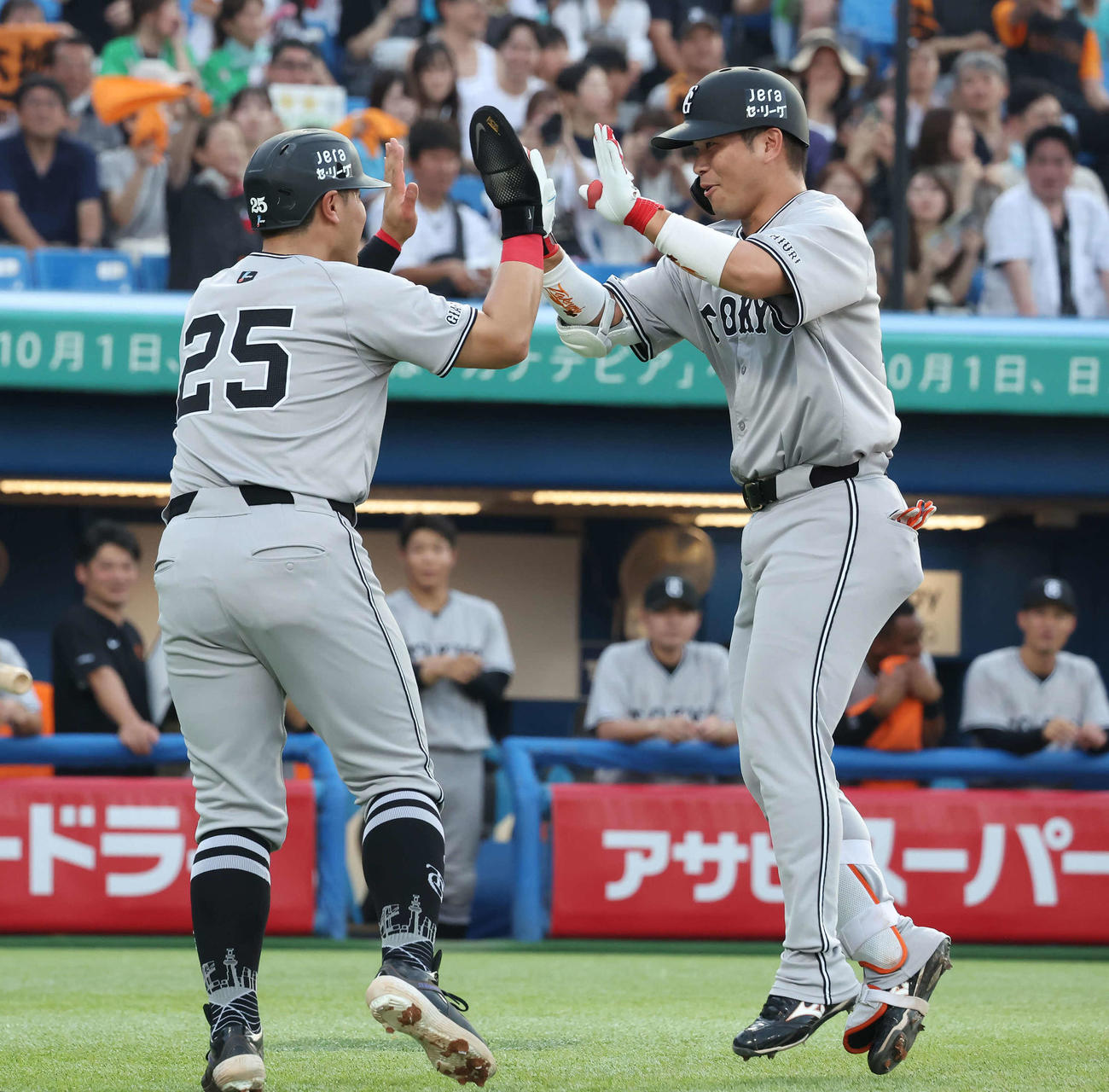 ヤクルト対巨人　1回表巨人1死一塁、大城は右中間に2点本塁打を放ち岡本とタッチを交わす（撮影・丹羽敏通）
