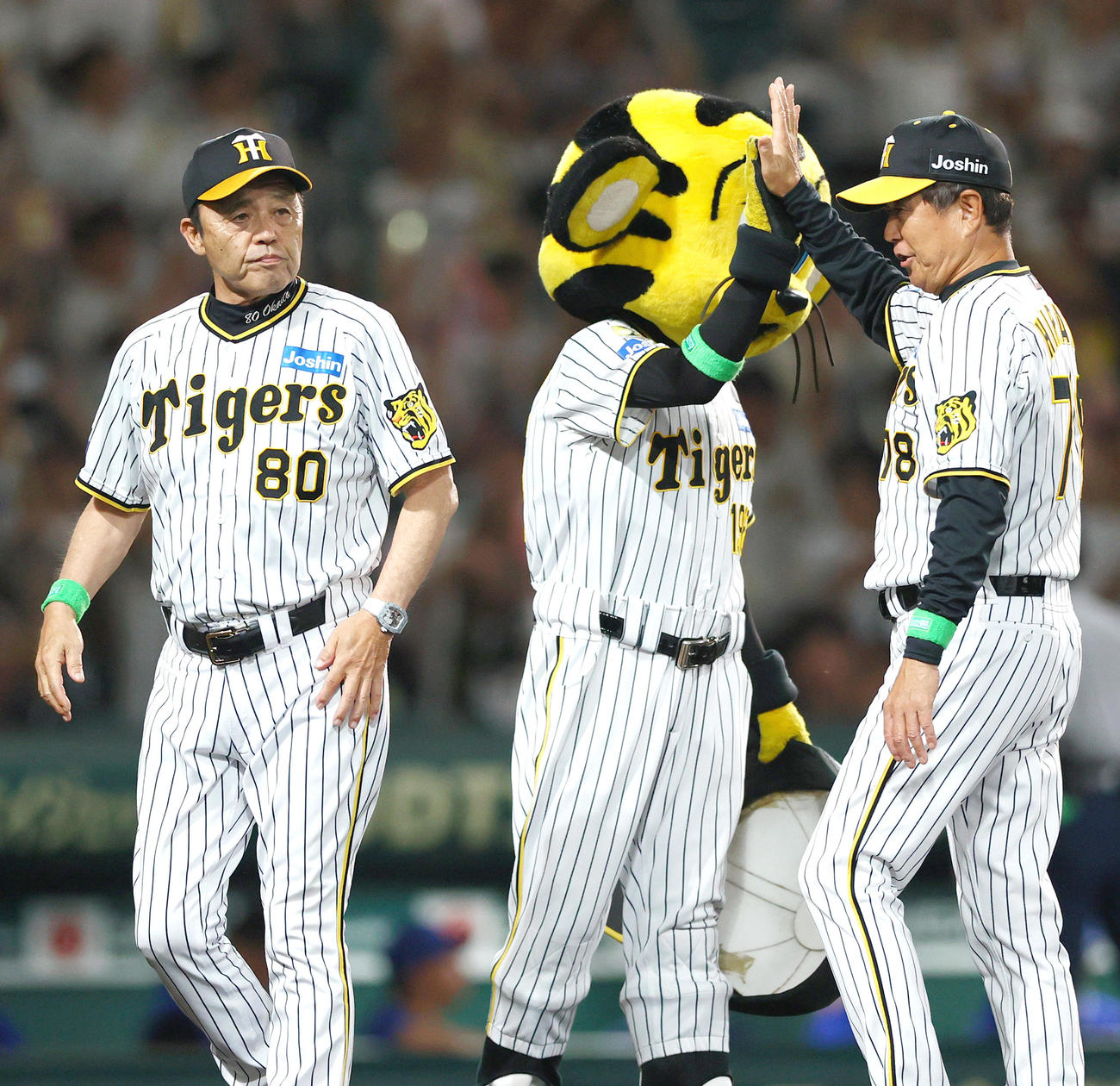 阪神対DeNA DeNAにサヨナラで勝利した阪神岡田監督（左）はスタンドのファンにあいさつし引き揚げる（撮影・上山淳一）