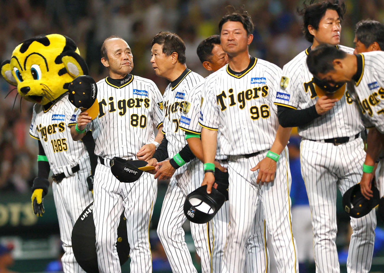 阪神対DeNA DeNAにサヨナラで勝利しスタンドのファンにあいさつする阪神岡田監督（左）ら（撮影・上山淳一）