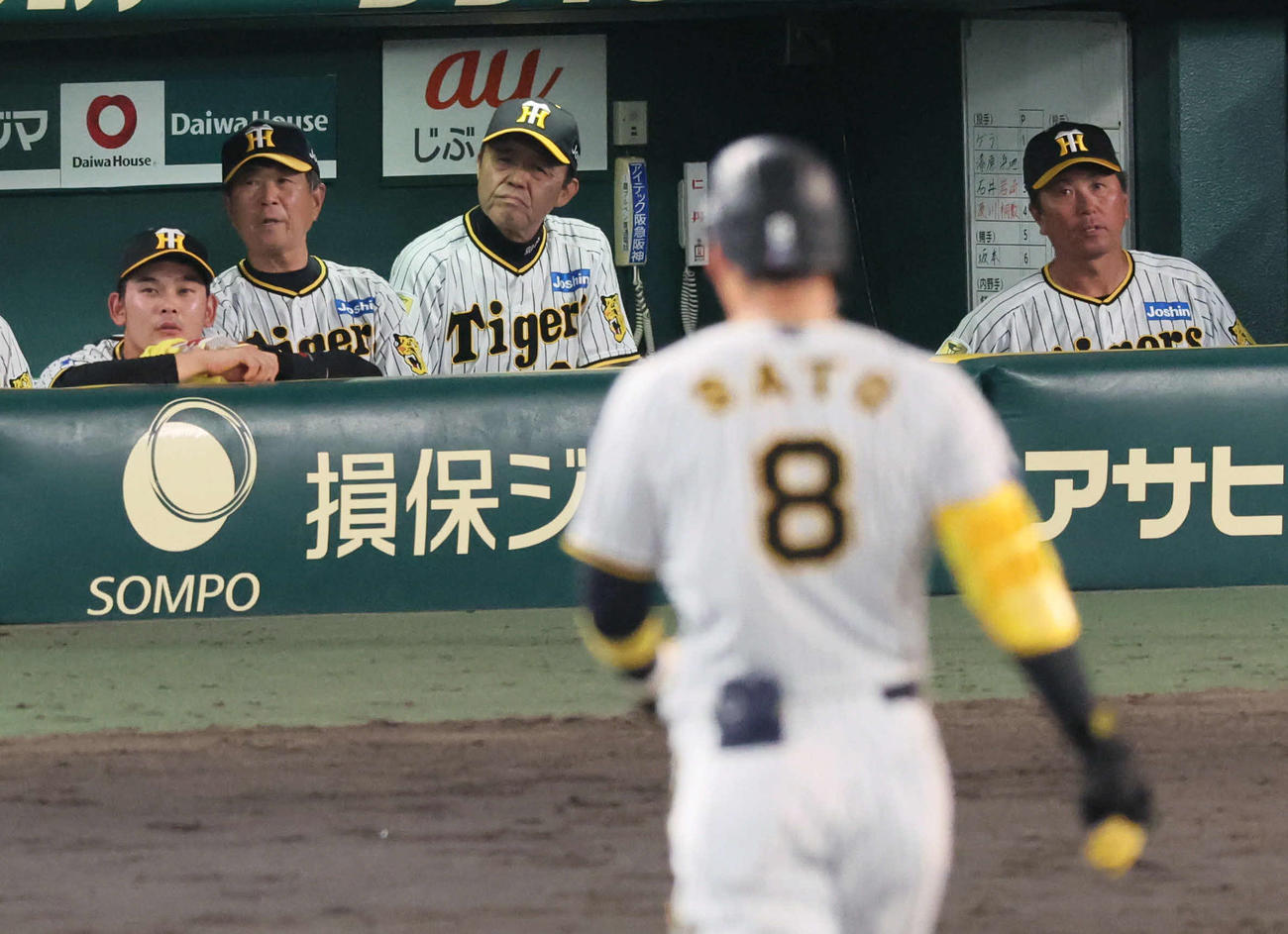 阪神対DeNA 6回裏阪神無死、佐藤輝が中飛に倒れ厳しい顔の岡田監督（中央）ら（撮影・宮崎幸一）