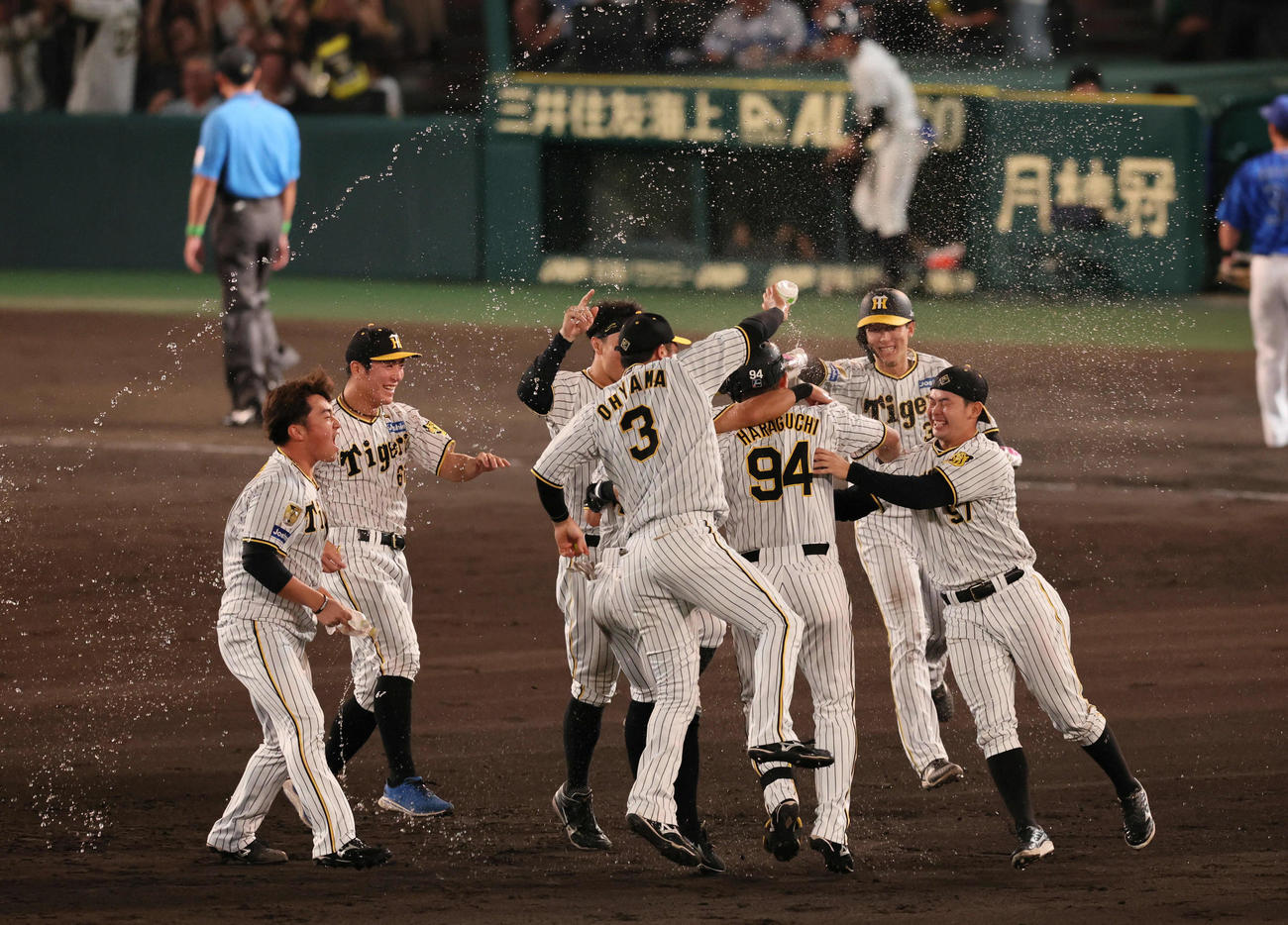 阪神対DeNA　サヨナラ打を放った原口（右から3人目）に飛びつく野口（右）ら（撮影・宮崎幸一）