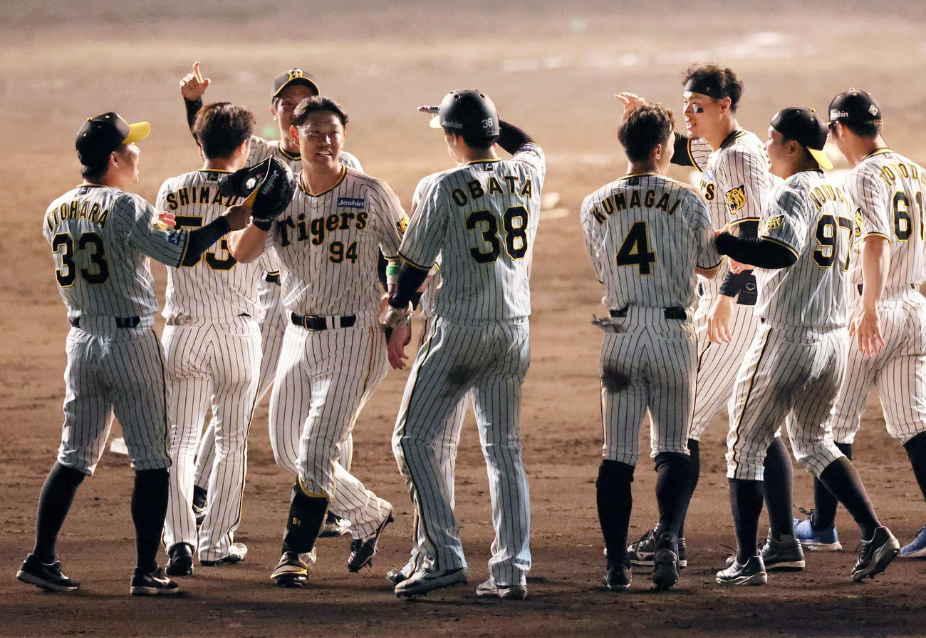 阪神対DeNA 9回裏阪神2死満塁、原口（左から3人目）は右前打を放ち、右ゴロを狙った度会の一塁悪送球でサヨナラとし、小幡（同5人目）とハイタッチ（撮影・宮崎幸一）
