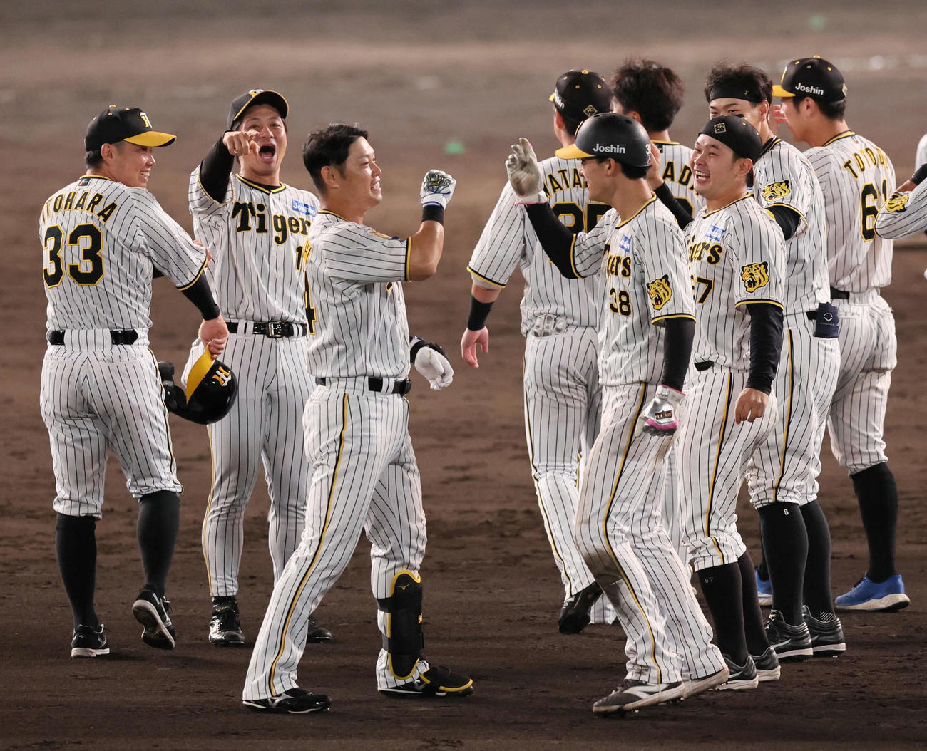 阪神対DeNA 9回裏阪神2死満塁、原口（左から3人目）は右前打を放ち、右ゴロを狙った度会の一塁悪送球でサヨナラとし、小幡（同5人目）とハイタッチ（撮影・宮崎幸一）
