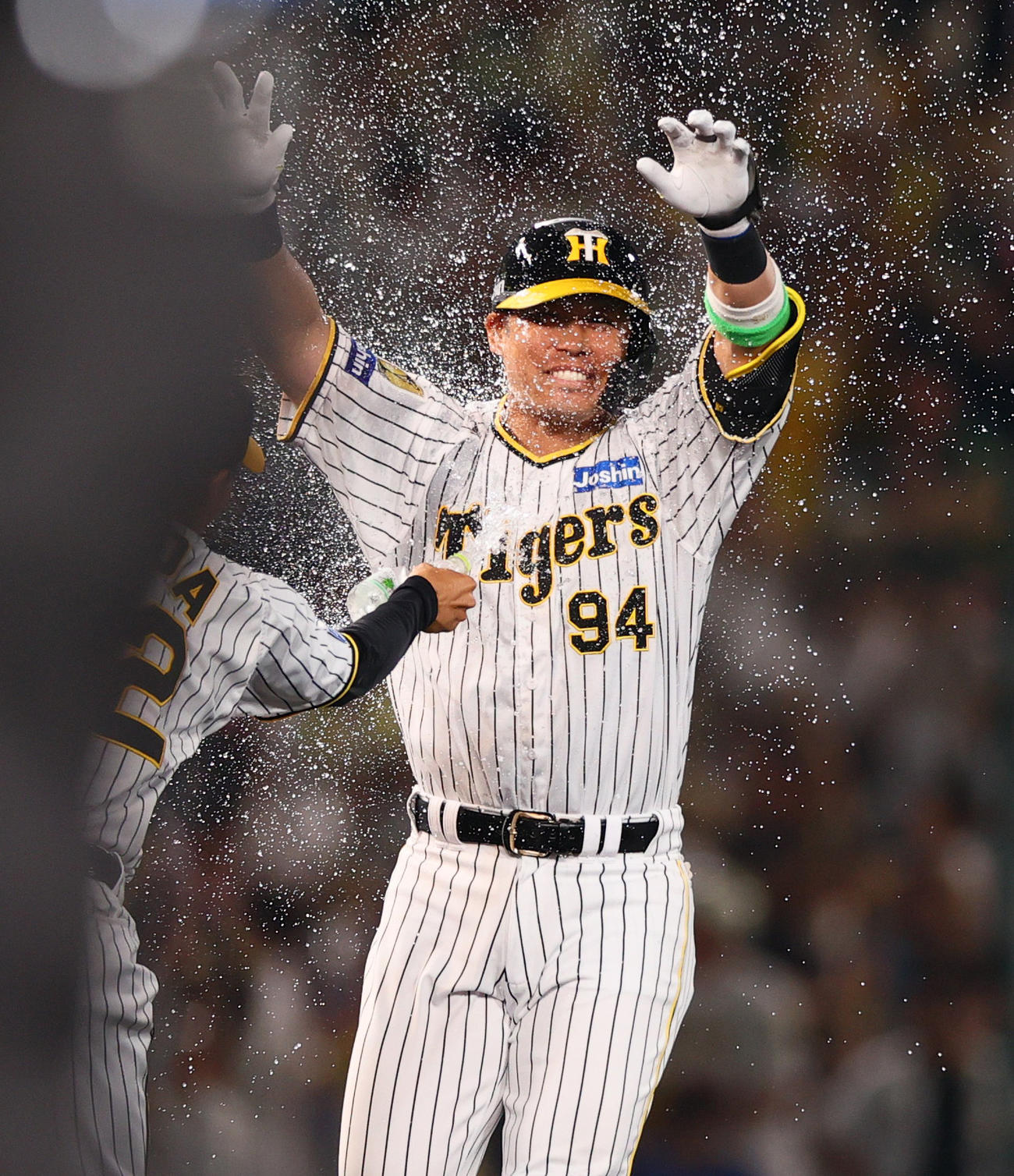 阪神対DeNA 9回裏阪神2死満塁、代打原口は右前適時打と右翼手度会の悪送球でサヨナラ勝ちし歓喜する（撮影・上山淳一）