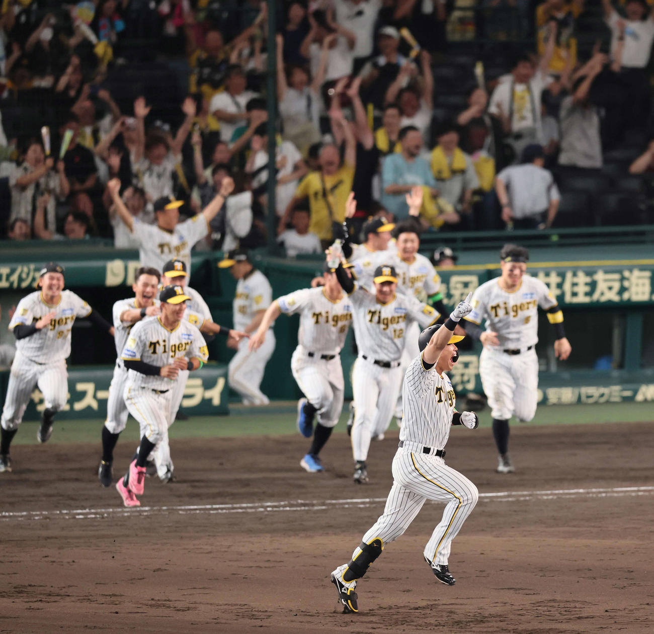 阪神対DeNA 9回裏阪神2死満塁、原口は右前打を放ち、度会の一塁悪送球でサヨナラとなる（撮影・宮崎幸一）