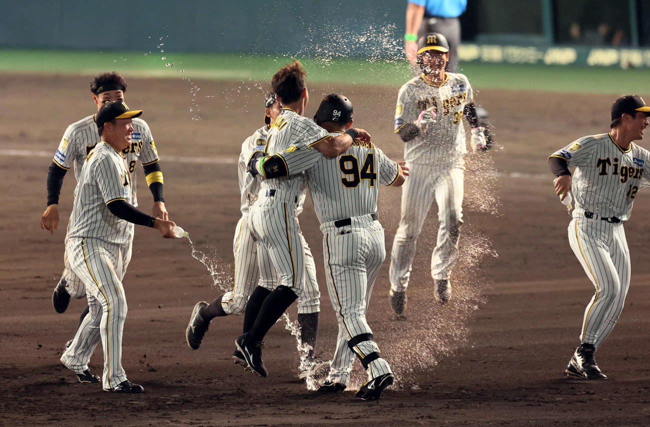 阪神対DeNA 9回裏阪神2死満塁、原口は右前打を放ち、右ゴロを狙った度会の一塁悪送球でサヨナラとなる（撮影・宮崎幸一）