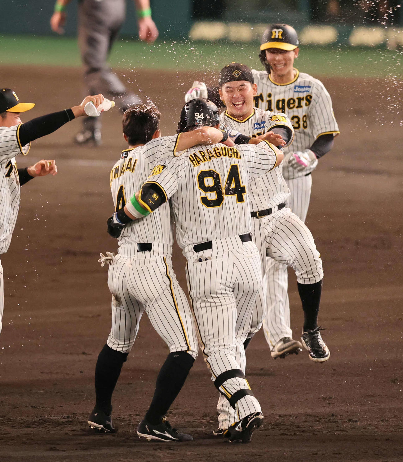 阪神対DeNA　サヨナラ打を放った原口（中央）に飛びつく野口（右から2人目）ら（撮影・宮崎幸一）