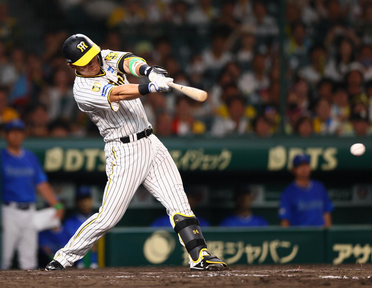 阪神対DeNA 9回裏阪神2死満塁、代打原口は右前適時打を放つ（撮影・上山淳一）