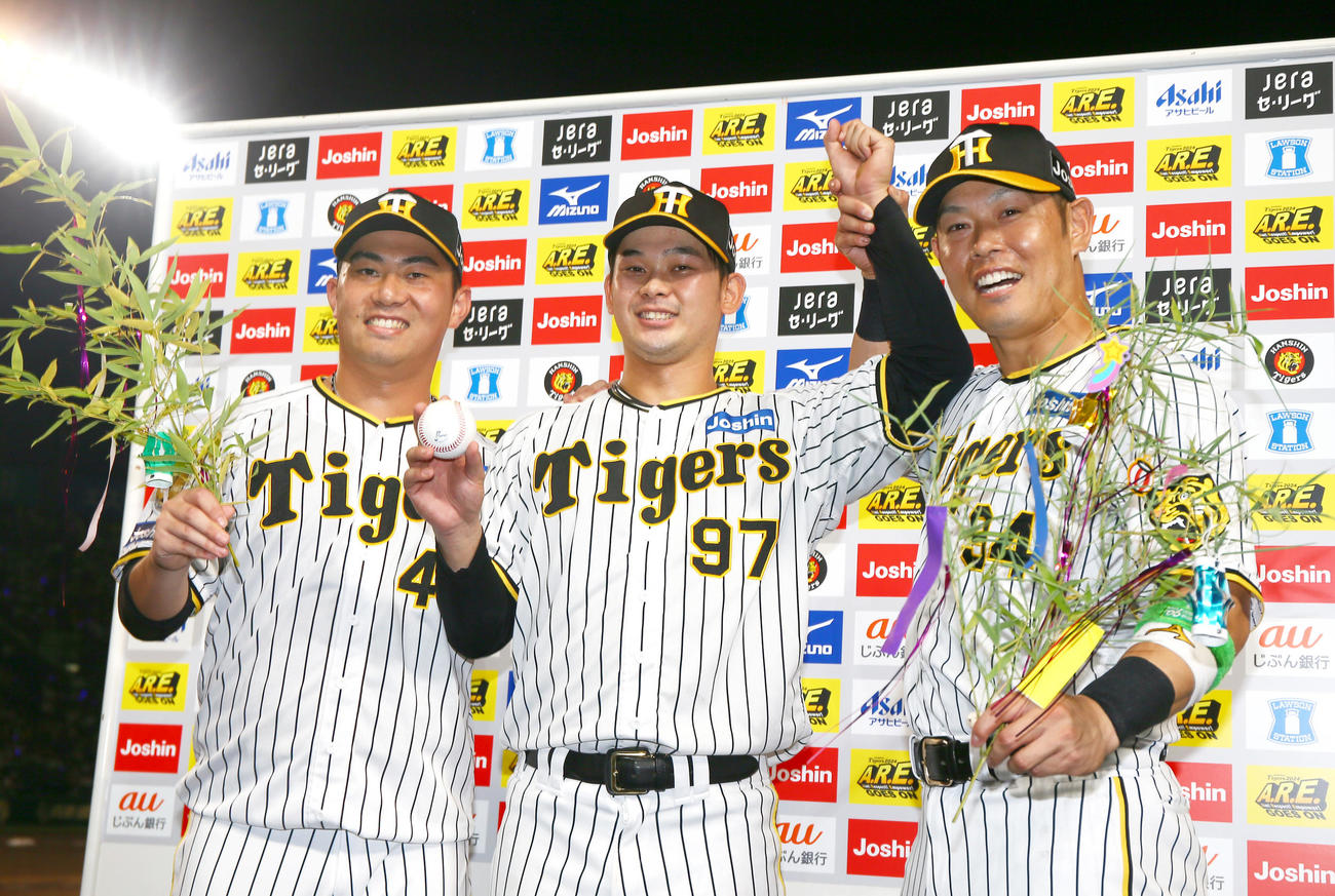 阪神対DeNA　ヒーローインタビューを終え、お立ち台で記念撮影する、左から桐敷、野口、原口（撮影・上山淳一）