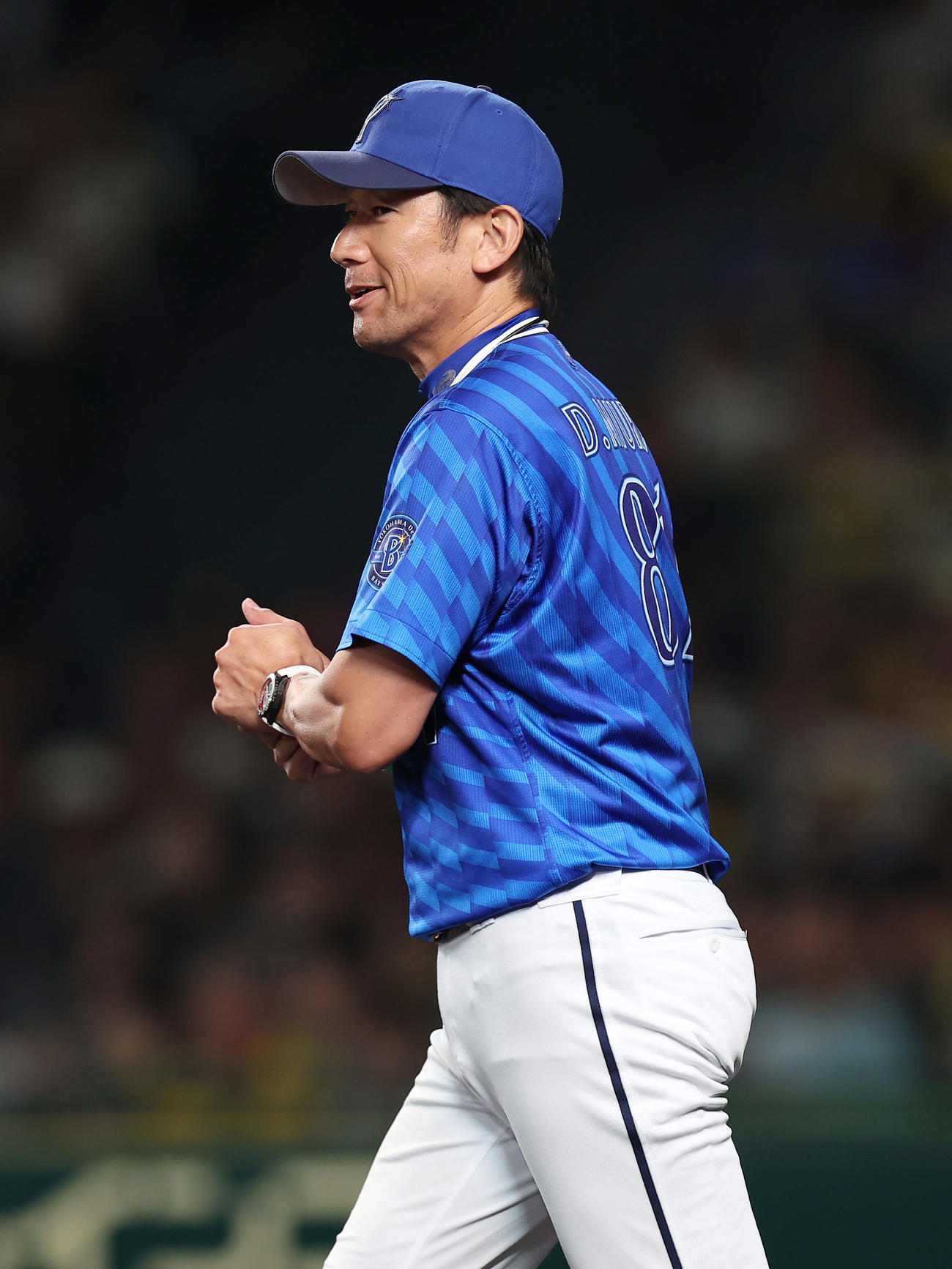 阪神対DeNA 6回裏阪神1死満塁、投手交代を告げる三浦監督（撮影・前田充）