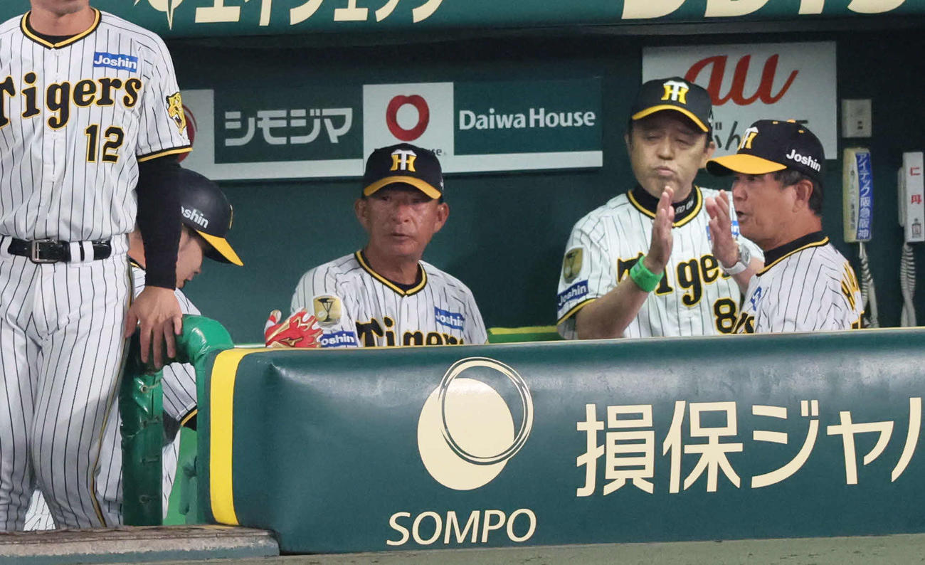 阪神対DeNA 6回裏阪神1死満塁、野口（左）は中犠飛を放ち、岡田監督（右から2人目）の拍手を受ける（撮影・宮崎幸一）