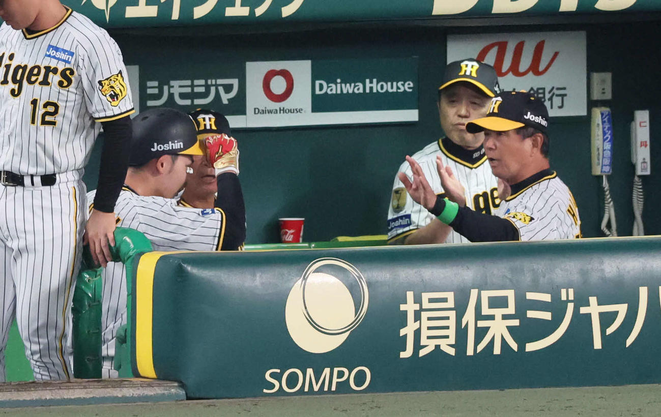 阪神対DeNA 6回裏阪神1死満塁、野口（左）は中犠飛を放ち、岡田監督（右から2人目）の拍手を受ける（撮影・宮崎幸一）