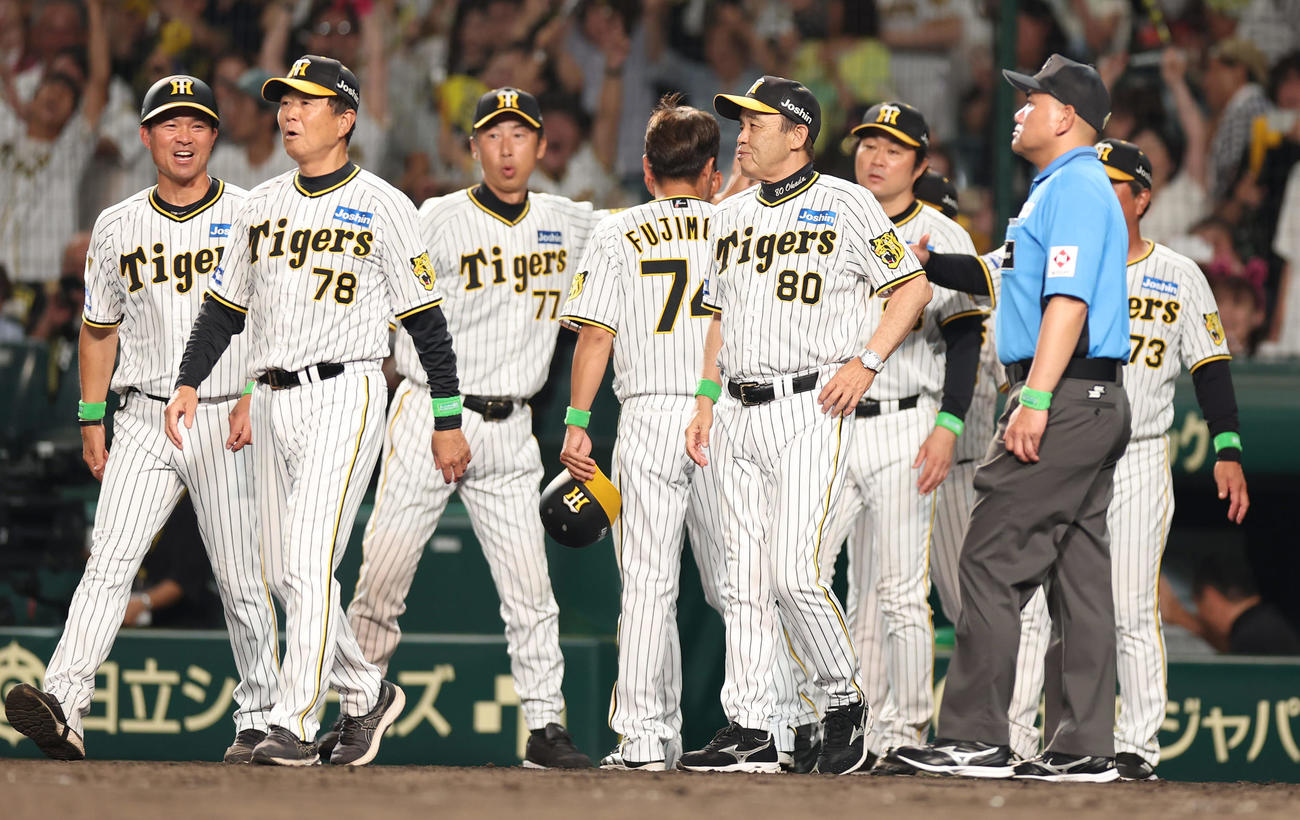 阪神対DeNA DeNAにサヨナラ勝ちし笑顔でナインを出迎える阪神岡田監督（左から5人目）ら（撮影・前田充）