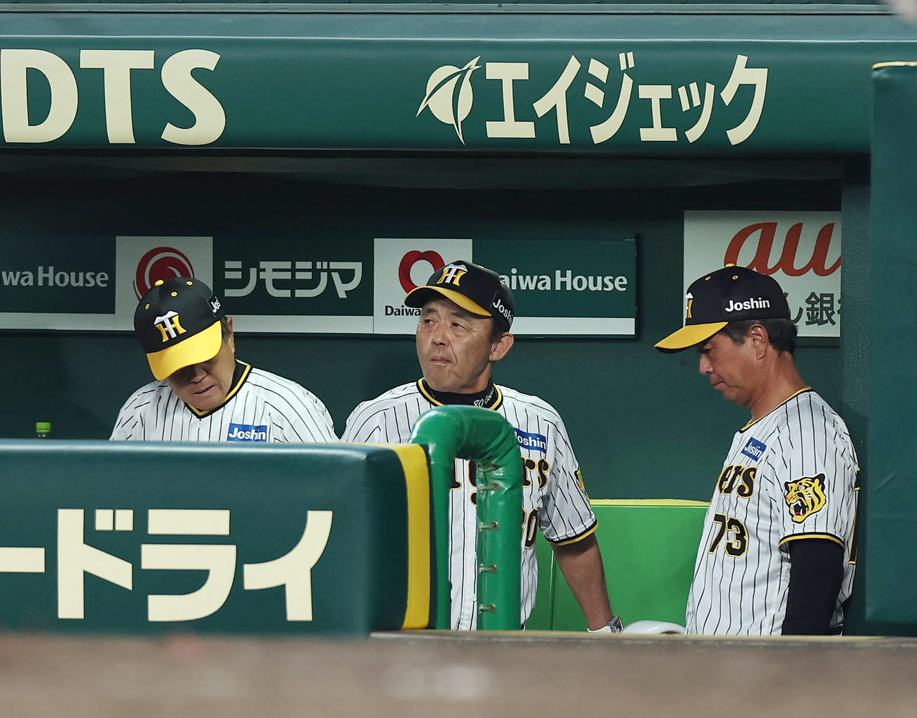 阪神対DeNA 4回裏阪神2死二塁、梅野が右飛に倒れベンチで厳しい表情を見せる岡田監督（中央）ら（撮影・前田充）