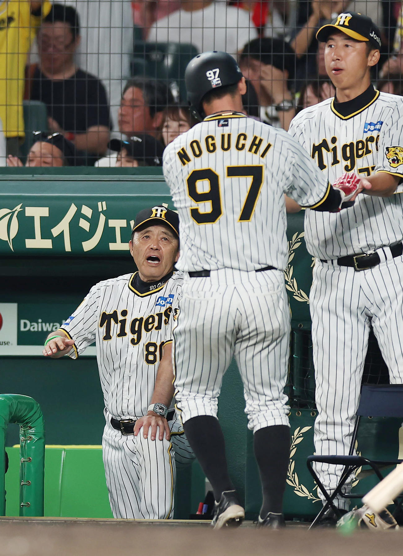 阪神対DeNA 5回裏阪神無死三塁、近本の適時打で生還した野口（中央）を迎える岡田監督（左）（撮影・前田充）