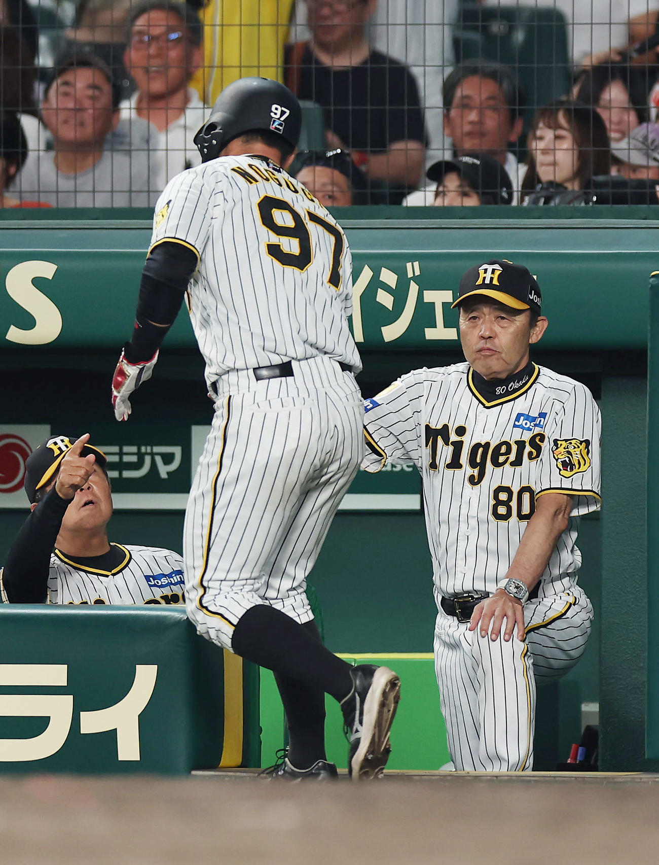 阪神対DeNA 5回裏阪神無死三塁、近本の適時打で生還した野口（中央）を迎える岡田監督（右）（撮影・前田充）