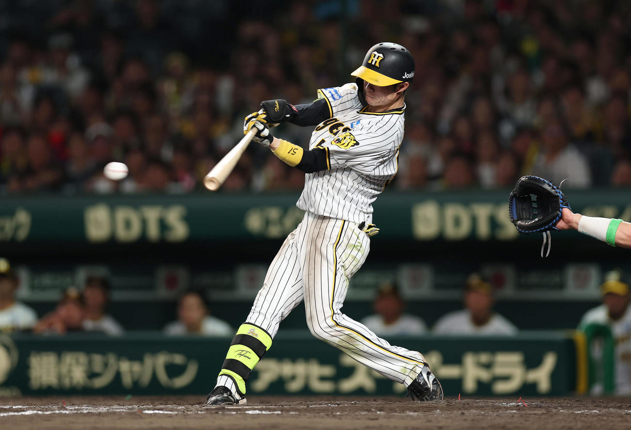 阪神対DeNA 8回裏阪神2死満塁、右前適時打を放つ中野（撮影・前田充）