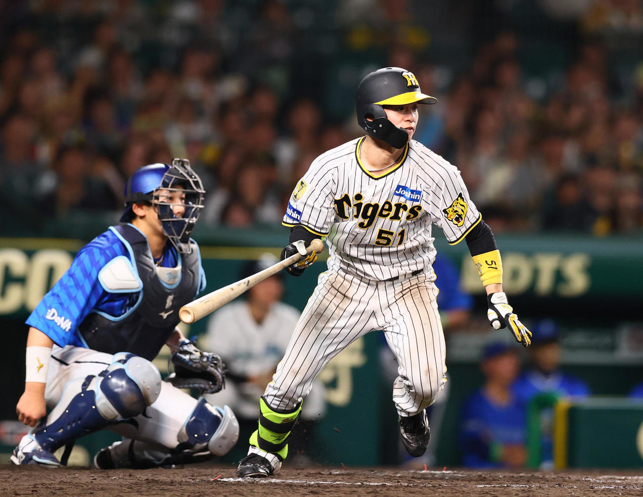 阪神対DeNA 8回裏阪神2死満塁、中野は右前適時打を放つ（撮影・上山淳一）