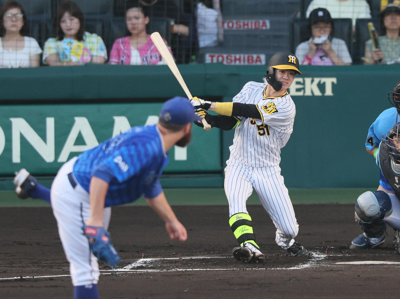 阪神対DeNA 1回裏阪神無死二塁、中野は左前打を放つ（撮影・宮崎幸一）