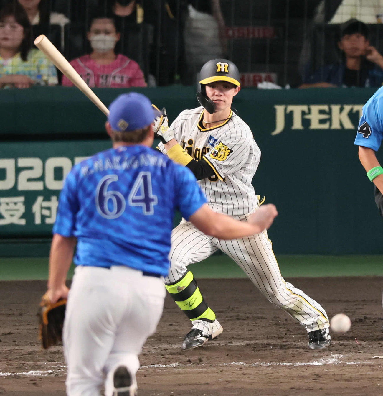 阪神対DeNA 7回裏阪神無死、中野は中前打を放つ（撮影・宮崎幸一）