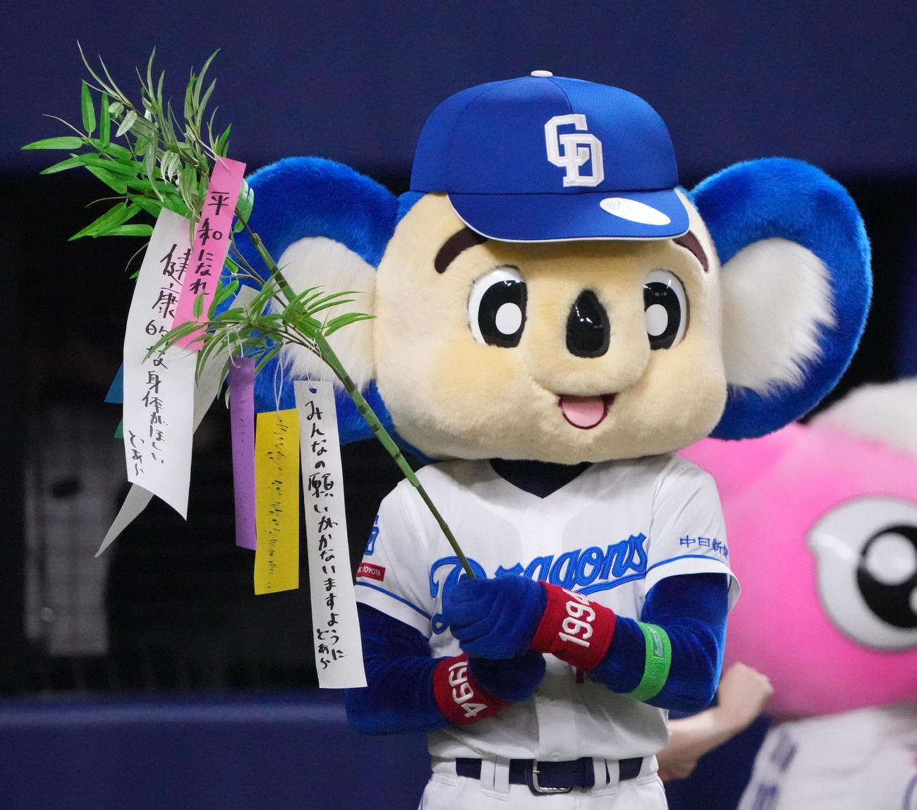 願い事を短冊に記した笹飾りを手にするドアラ（撮影・森本幸一）