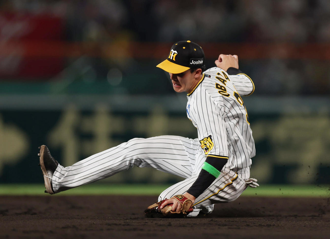 5回表DeNA1死一塁、山本の遊ゴロで好守を見せる小幡（撮影・前田充）