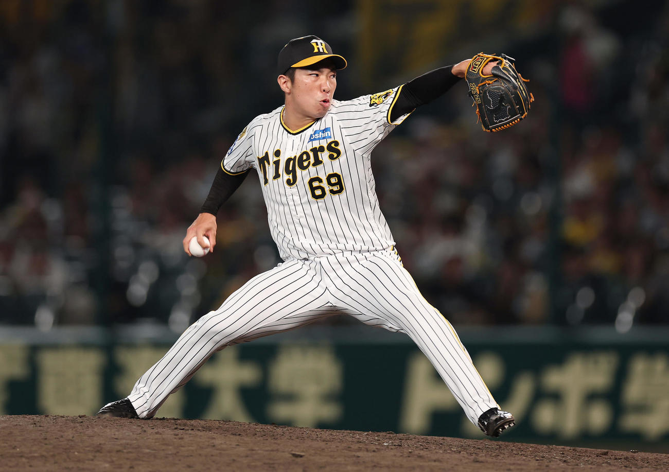 力投する阪神5番手の石井（撮影・前田充）