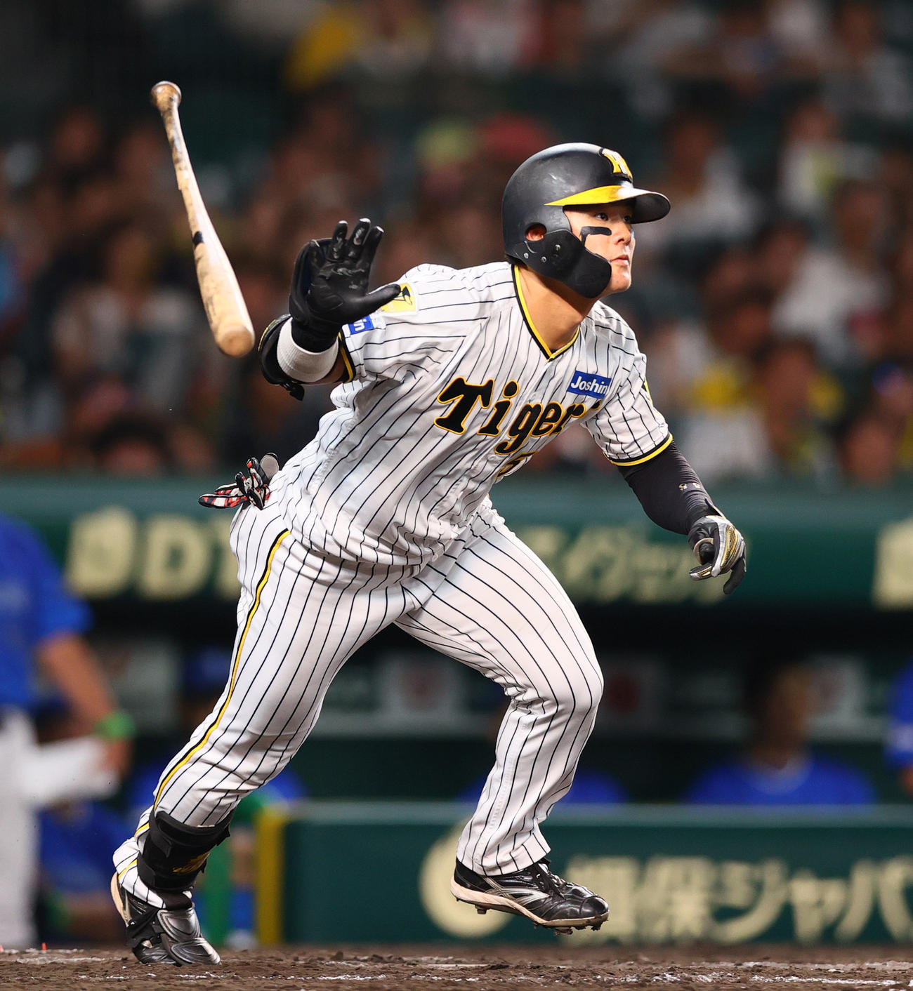 9回裏阪神1死一塁、前川は右前打を放つ（撮影・上山淳一）