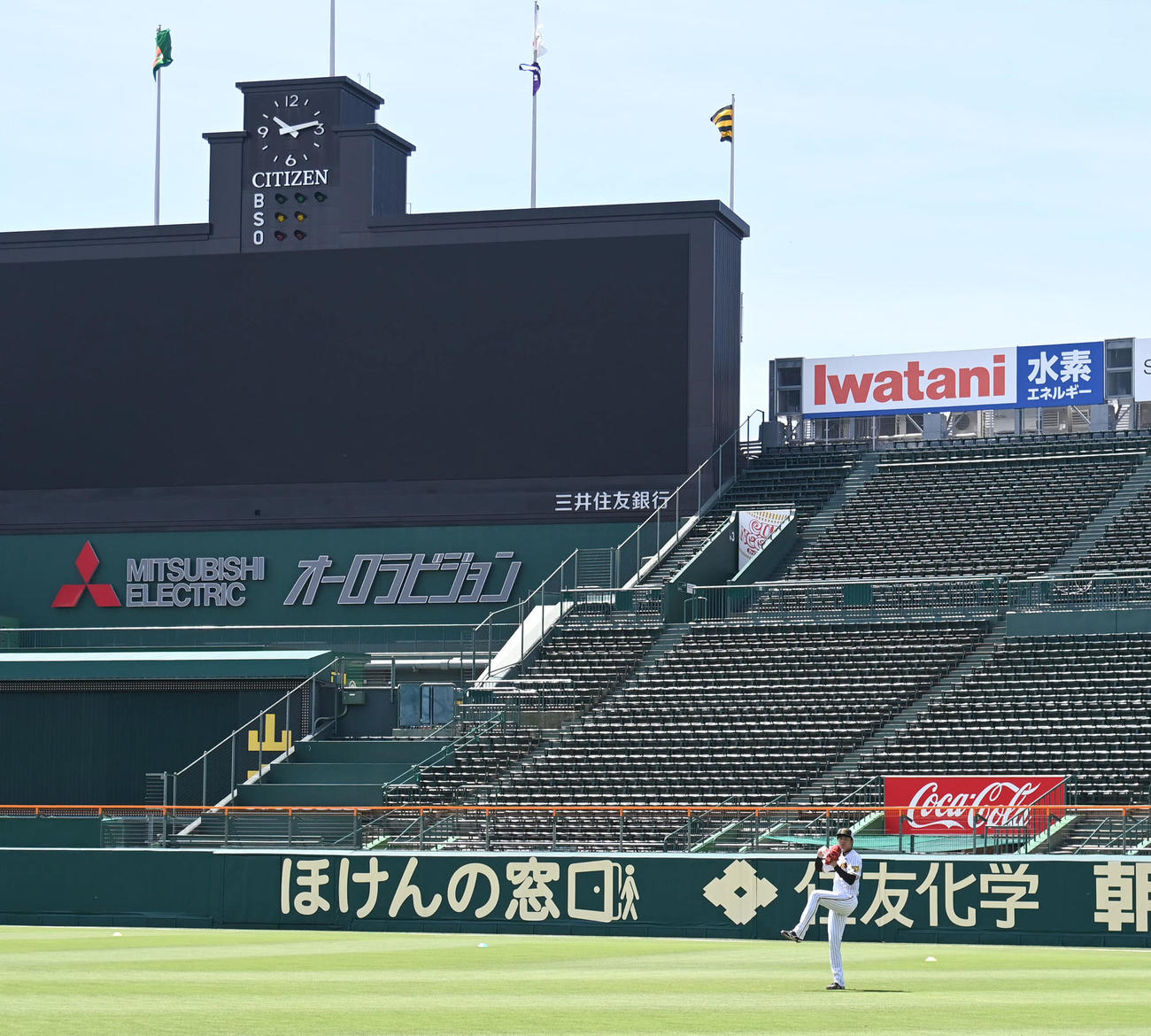 甲子園球場で投球練習をする才木（撮影・石井愛子）
