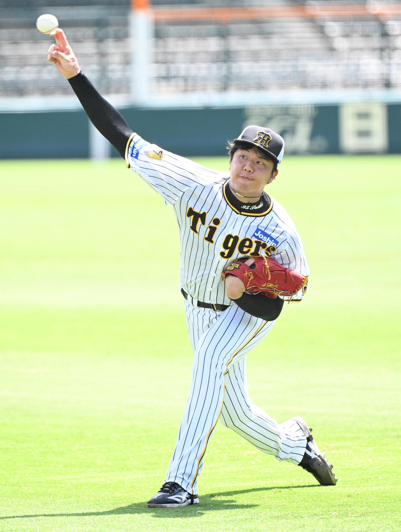 投球練習をする才木（撮影・石井愛子）