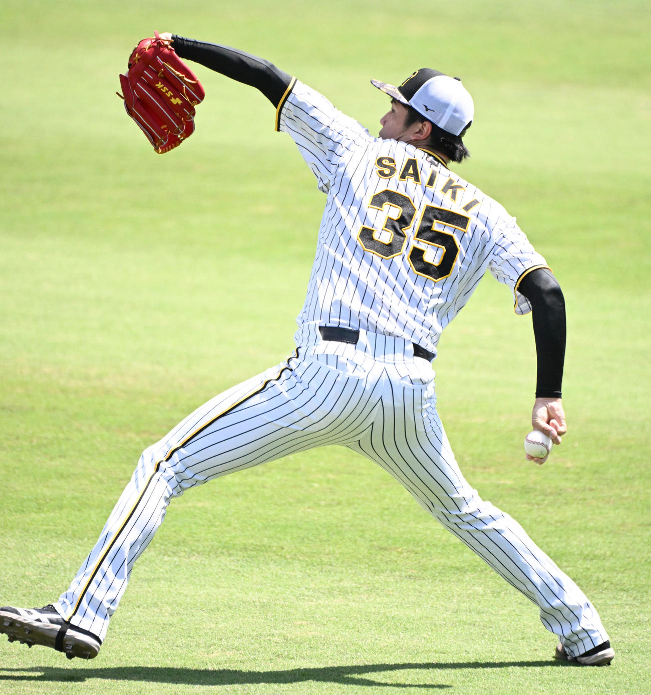 投球練習をする才木（撮影・石井愛子）