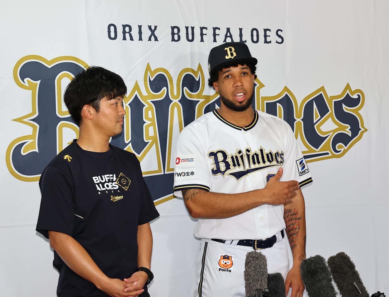 オールスター出場を決めたエスピノーザは取材を受ける（撮影・上田博志）