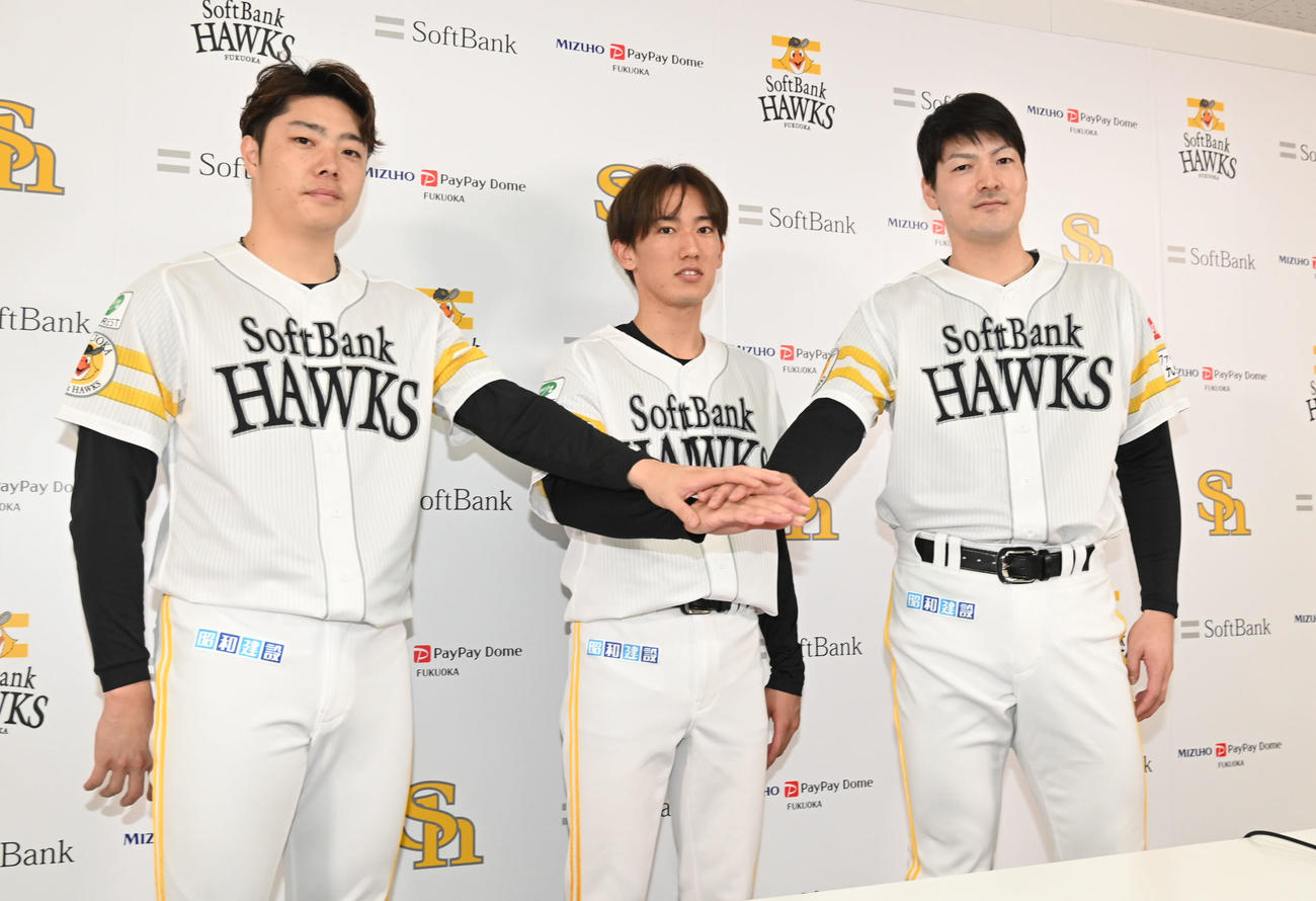 マイナビオールスターゲーム2024で監督推薦選手に選ばれポーズを決める（左から）松本裕と大津と有原（撮影・林敢治）
