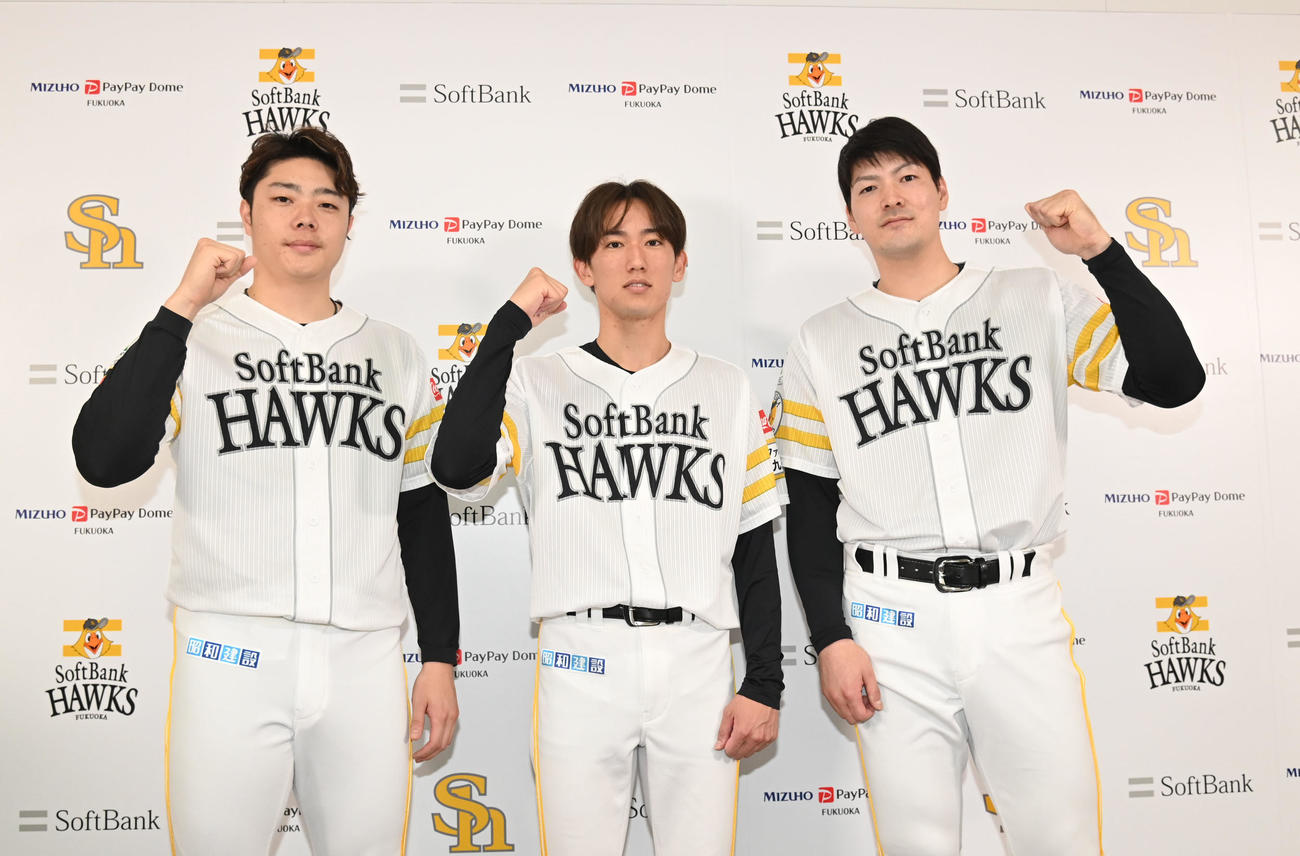 マイナビオールスターゲーム2024で監督推薦選手に選ばれガッツポーズを決める（左から）松本裕と大津と有原（撮影・林敢治）