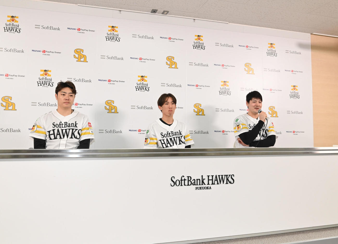 マイナビオールスターゲーム2024で監督推薦選手に選ばれ会見に臨む（左から）松本裕と大津と有原（撮影・林敢治）