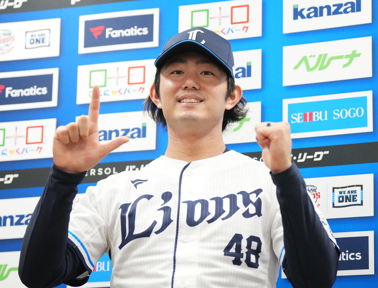 監督推薦でオールスターに選出され、笑顔でポーズをとる西武今井（撮影・菅敏）
