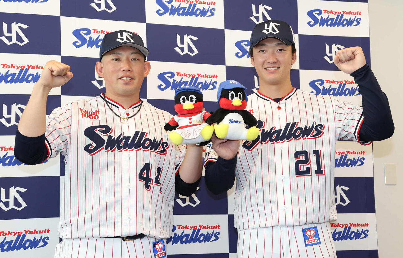 監督選抜でオールスター戦出場が決まったヤクルト大西広樹（左）と吉村貢司郎（撮影・丹羽敏通）