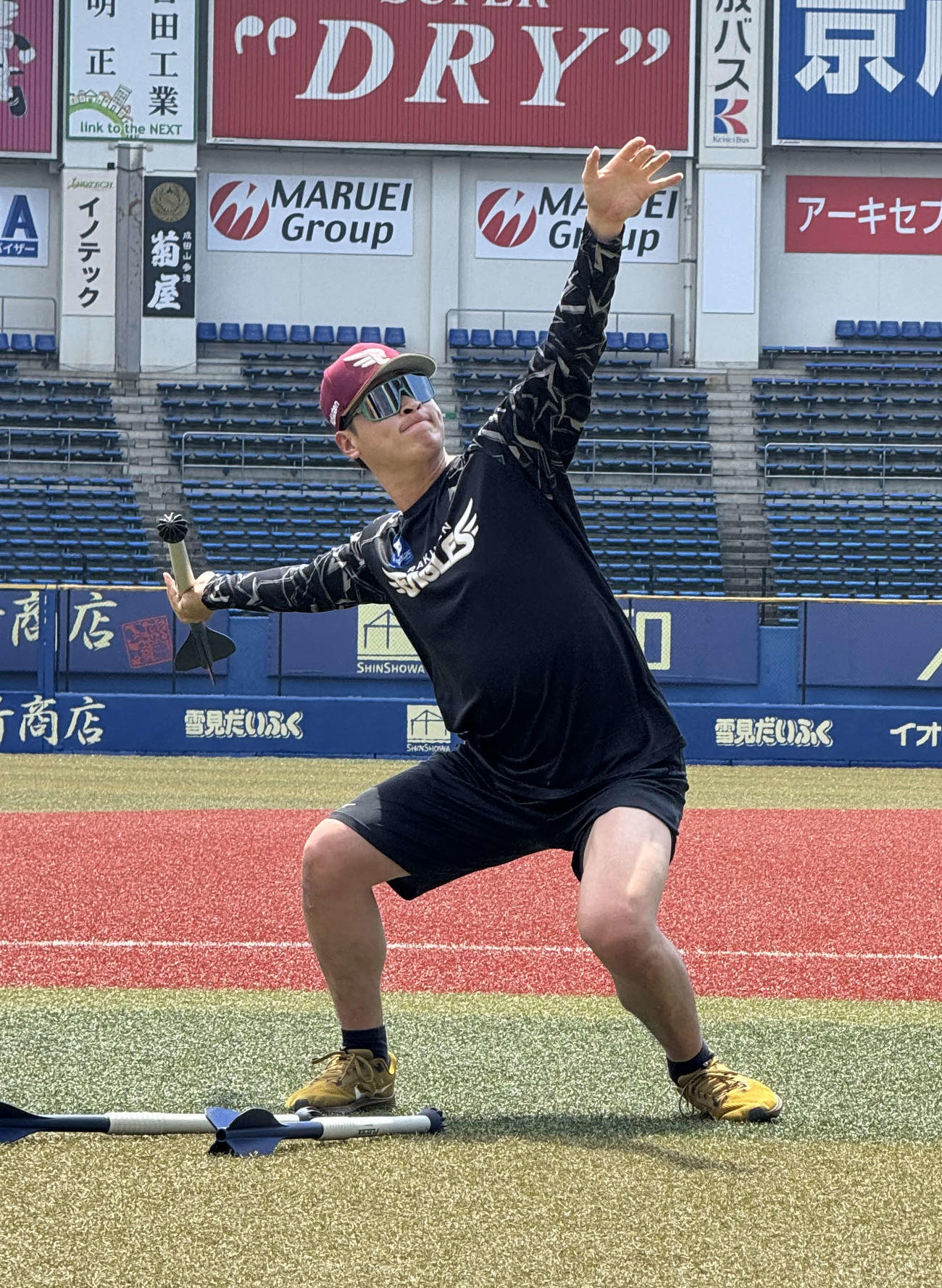 投手練習でシャトル投げを行う楽天内
