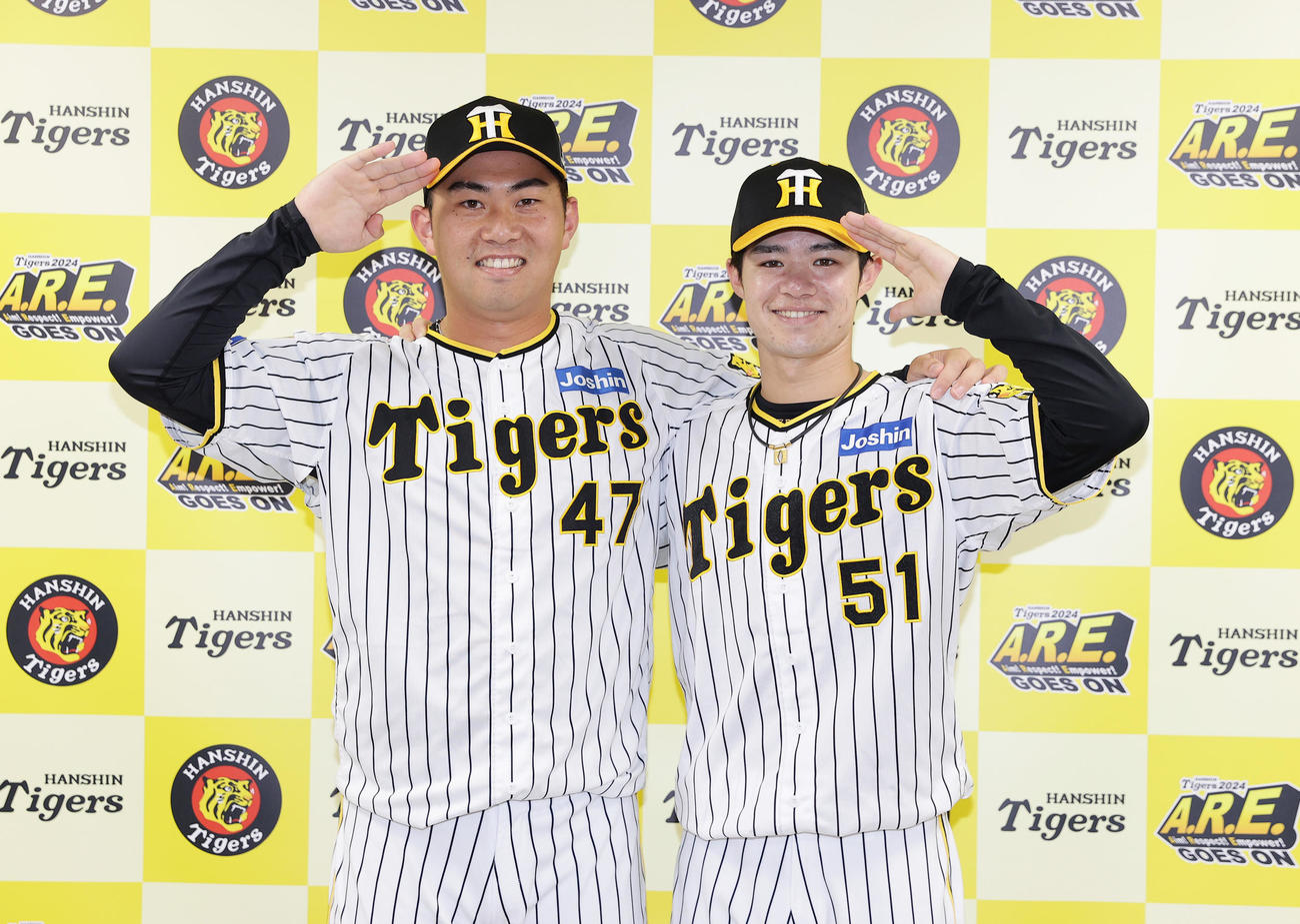 監督推薦でオールスターに選出され、笑顔でポーズを決める阪神桐敷（左）と中野（撮影・前田充）