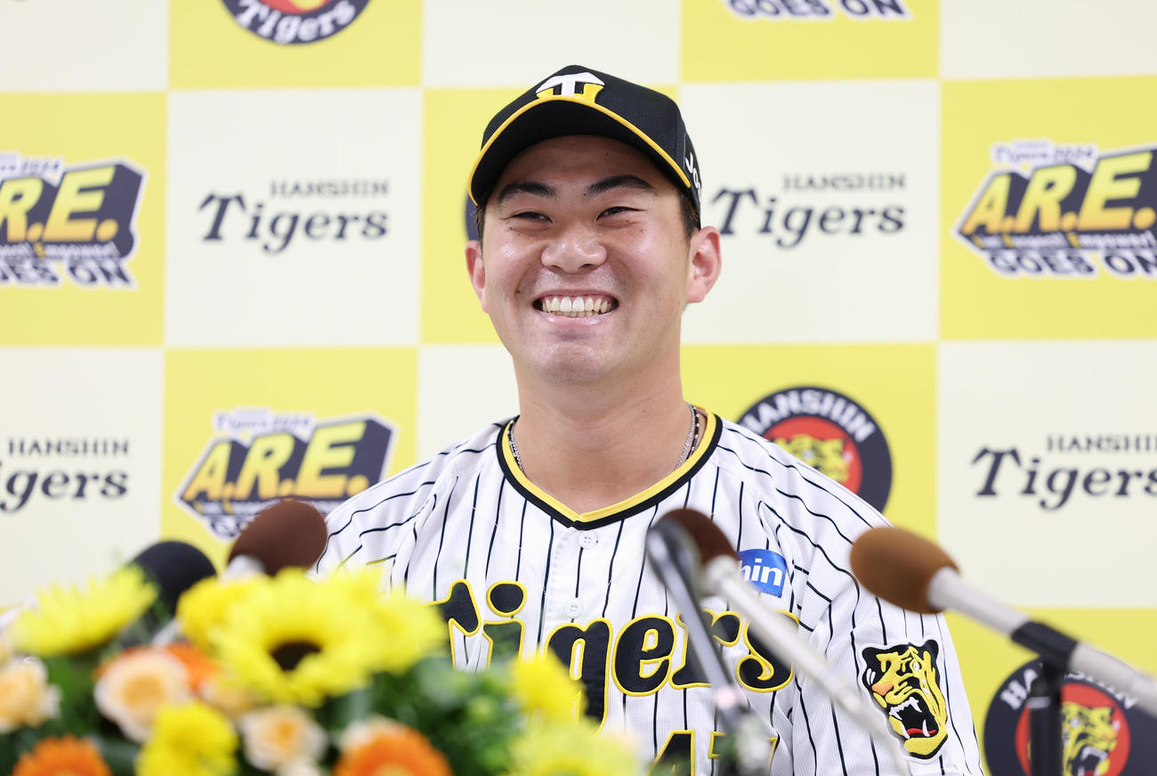 監督推薦でオールスターに選出され会見で笑顔を見せる阪神桐敷（撮影・前田充）
