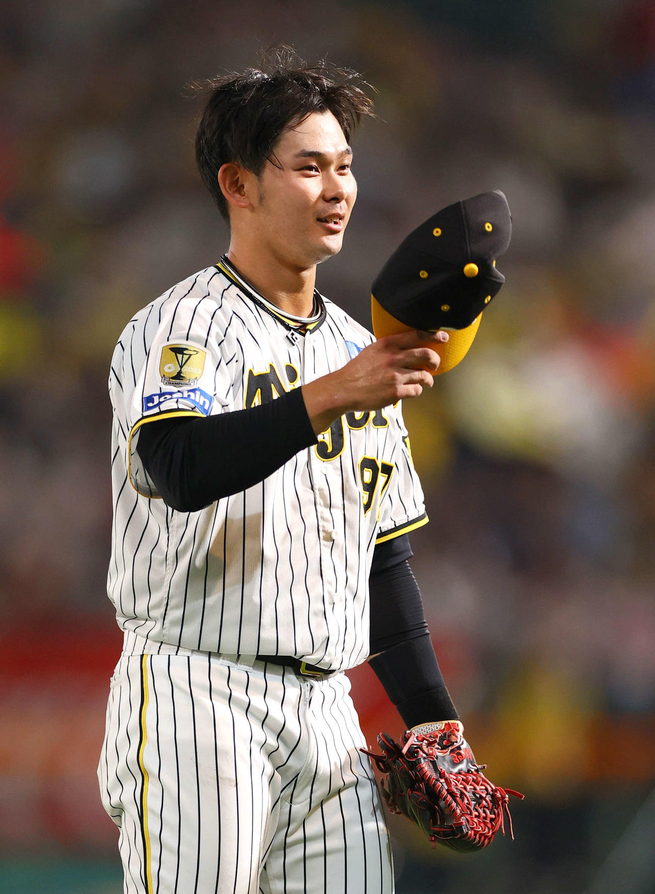 7日、阪神対DeNA 5回裏に代打で右前打を放った阪神野口はスタンドファンから祝福を受け帽子を取って応える