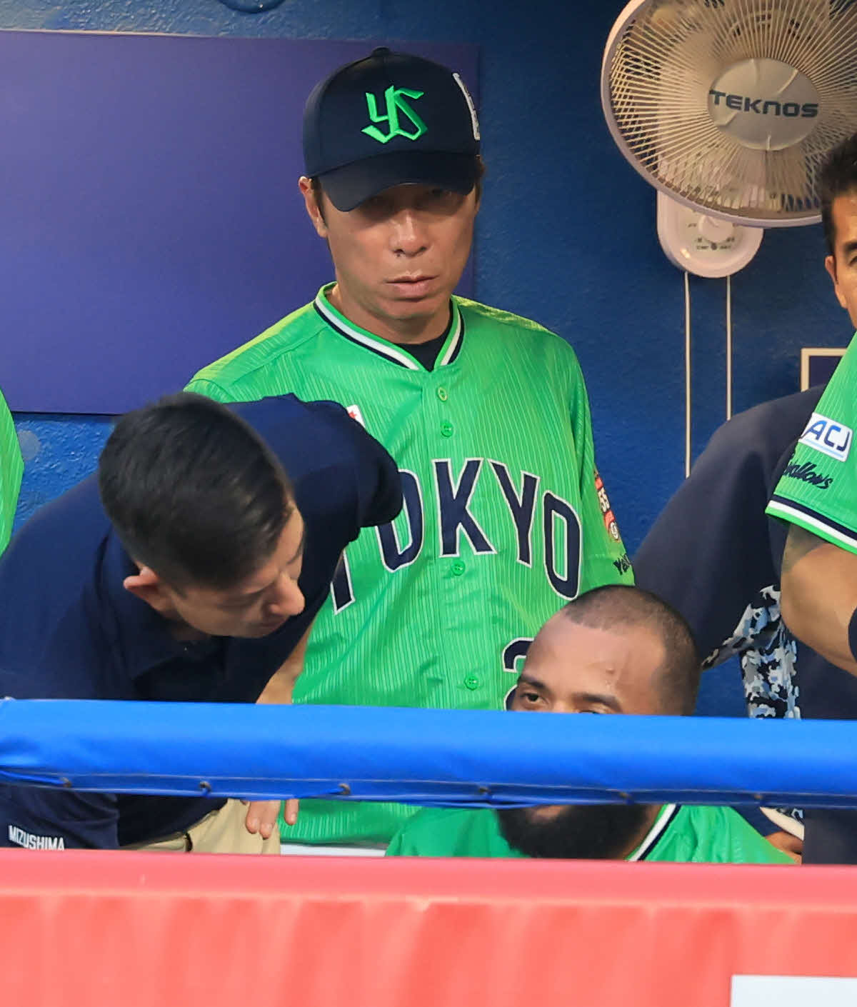 ヤクルト対巨人　2回裏ヤクルトの攻撃後、生還したサンタナ（手前）に何やら確認する高津監督（2024年7月5日撮影）